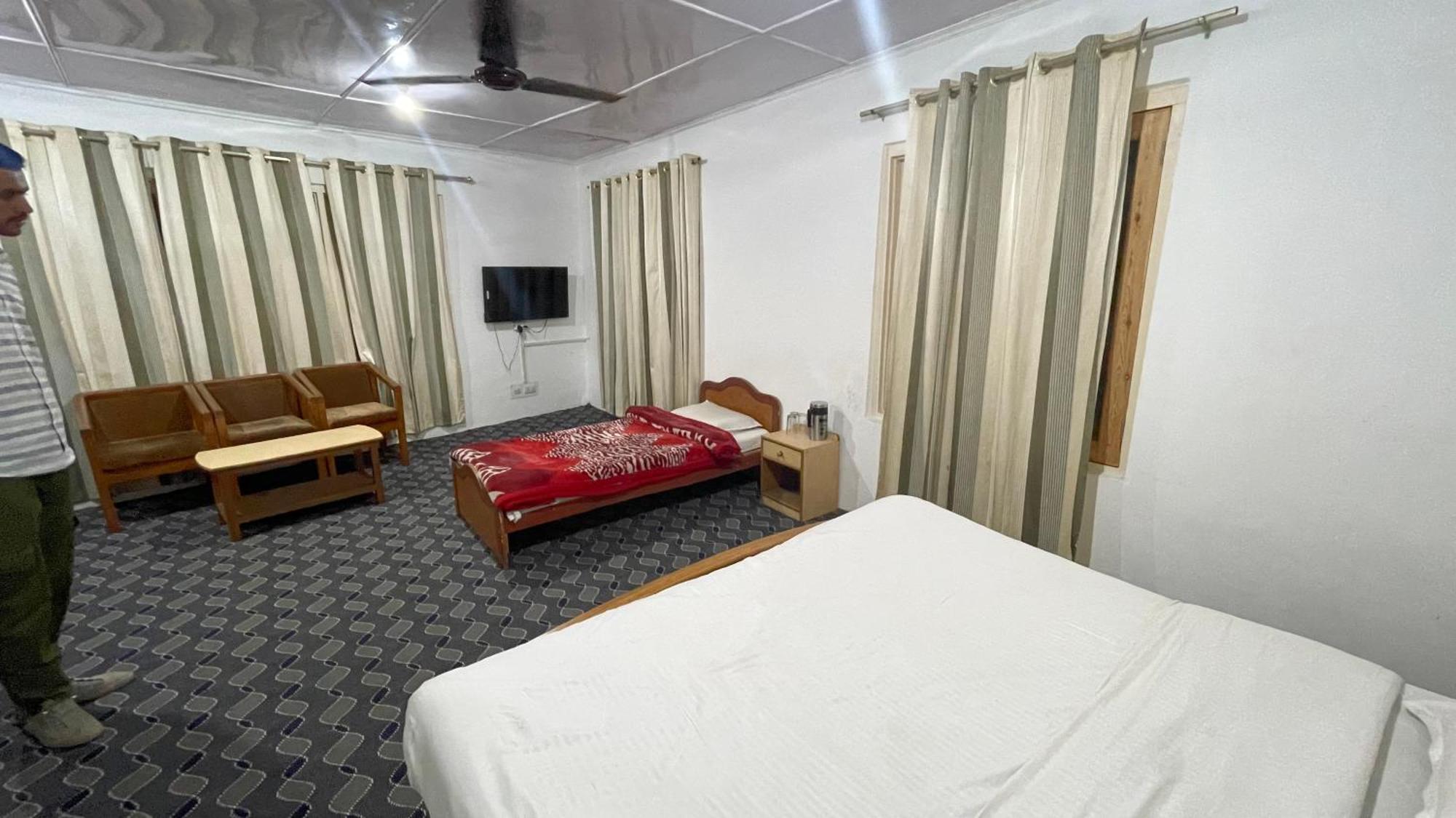 Hotel Senorita Srīnagar Dış mekan fotoğraf